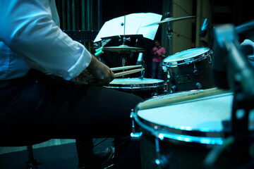 Baterista com baquetas