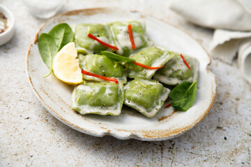 Spinach ravioli with lemon and cream