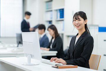 オフィスで仕事をするビジネスウーマン