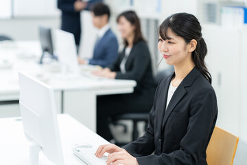 オフィスで仕事をするビジネスウーマン