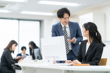 オフィスで仕事をする男女のビジネスマン