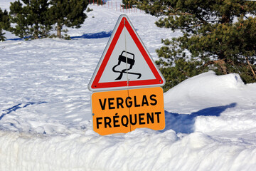 panneau routier attention verglas