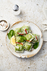 Spinach ravioli with lemon and cream