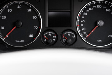 自動車のメーターパネルとインジケーター