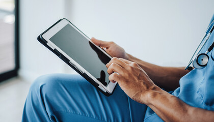 医療現場でタブレットを操作する看護師の手元