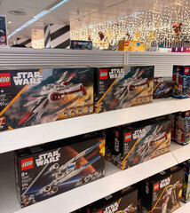 Obraz premium Alicante, Spain - December 11, 2025: LEGO Star Wars building sets displayed on shelves in a toy store, showcasing various models and vibrant packaging for fans of all ages