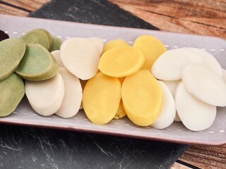 도자기 그릇에 담긴 떡국떡