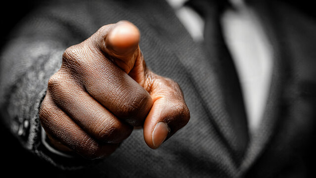 Homme d'affaires afro-am&eacute;ricain pointant du doigt