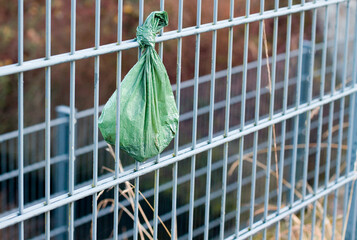 Hundekot Beutel am Zaun