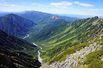 北アルプス　穂高岳吊尾根から望む上高地　岳沢　乗鞍岳　焼岳　西穂高岳