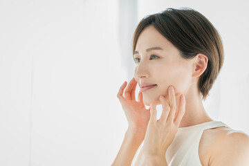 鏡を見ている女性　ビューティーイメージ