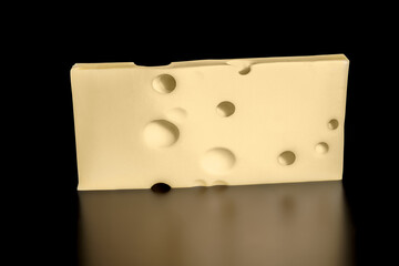 morceau emmenthal sur fond noir