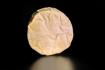 fromage Brillat Savarin entier sur fond noir