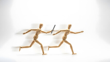 バトンパスで業務を引き継ぐデッサン人形のチームワーク