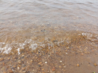 pequeñas olas sobre la costa