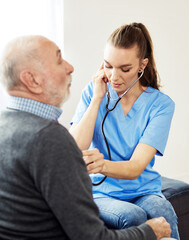 Obraz premium Doctor or nurse caregiver with senior man at home or nursing home