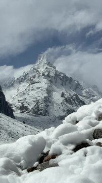Scenic trek route from Vasudhara Falls towards Satopanth Tal in winter 4k.