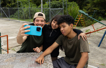 Obraz premium Man with his niece and his friend taking a cheerful selfie at a park table, a fun and spontaneous outdoor family moment