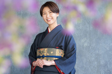 着物を着た笑顔の女性