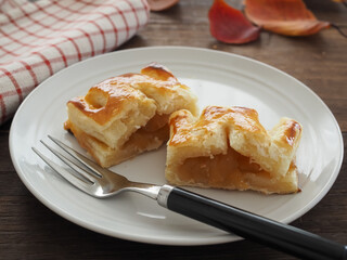 皿の上の手作りのアップルパイ