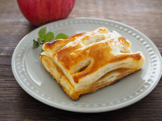 皿の上の手作りのアップルパイ
