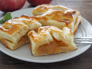 皿の上の手作りのアップルパイ
