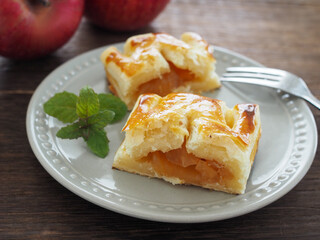 皿の上の手作りのアップルパイ