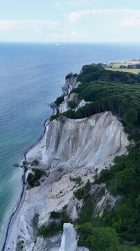 Vid&eacute;o a&eacute;rienne de la plage et de la montagne de Mons Klint, au Danemark, pr&egrave;s de Copenhague.
