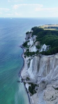 Vid&eacute;o a&eacute;rienne de la plage et de la montagne de Mons Klint, au Danemark, pr&egrave;s de Copenhague.