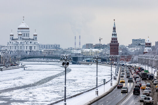 View of the snow-covered Moscow River flowing past the Cathedral of Christ the Saviour and Kremlin towers on a cold winter day, Moscow, Moscow, Russia.