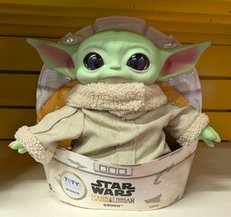 Fototapeta premium Figura de Grogu (Baby Yoda) de The Mandalorian, en la juguetería Juguettos en Leganés (Madrid), España, 11 de diciembre de 2025
