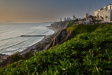 La Costa Verde unfolds beneath the cliffs of Barranco, connecting the pulse of Lima’s coastline with the elegance of Miraflores — where city, sea, and engineering meet in perfect harmony © Beto Santillan