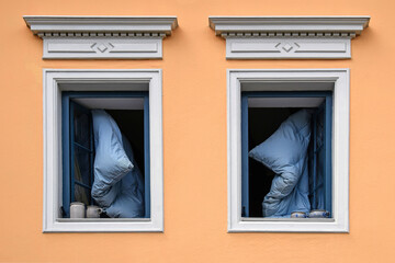 De 0024-17 Windows with duvets to air out
