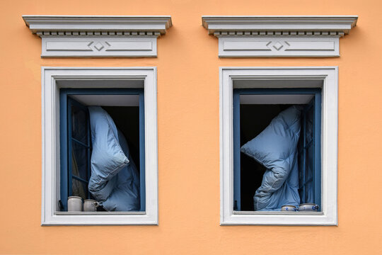 De 0024-17 Windows with duvets to air out