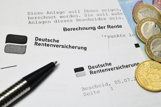 Hamburg, Germany - November 28, 2025: Letter from the German Pension Insurance with the logo of DEUTSCHE RENTENVERSICHERUNG - Hamburg, Germany