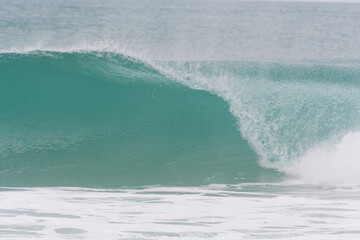 surfeur en bretagne nord, proche du cap frehel, sur les grandes houles d'automne