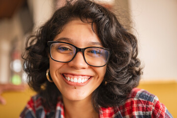 Obraz premium Close up portrait of smiling bisexual woman