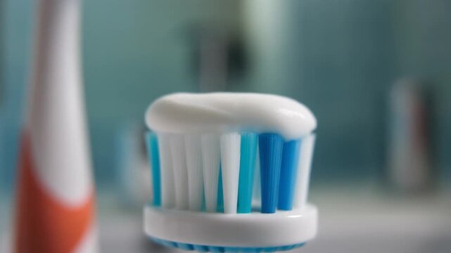 Zahnpasta auf der Zahnb&uuml;rste