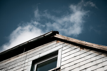Altes Haus vor bleuem Himmel