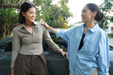 A female freelancer arranged a meeting with a colleague outside the office.