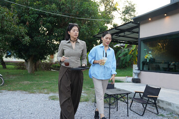 A female freelancer arranged a meeting with a colleague outside the office.