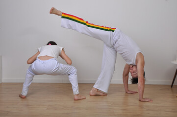 professor e aluna treino capoeira em escola  © Alexandre