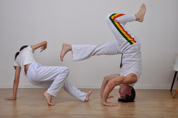 professor e aluna treino capoeira em escola  © Alexandre
