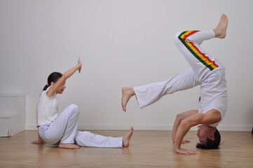 professor e aluna treino capoeira em escola  © Alexandre