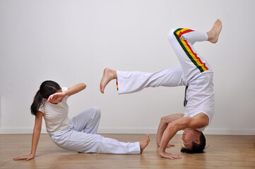 professor e aluna treino capoeira em escola  © Alexandre