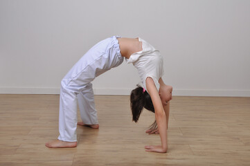 menina faz treino de capoeira e flexibilidade 