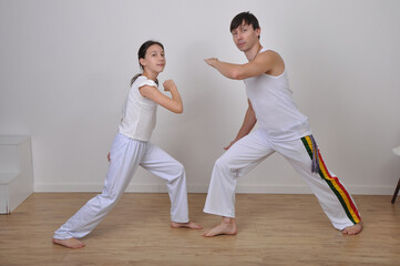 professor e aluna treino capoeira em escola  © Alexandre
