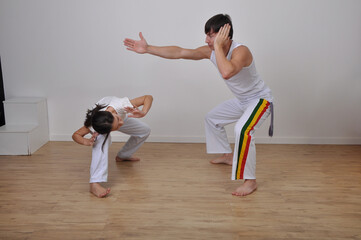 professor e aluna treino capoeira em escola  © Alexandre