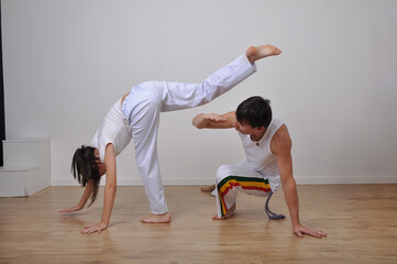 professor e aluna treino capoeira em escola  © Alexandre