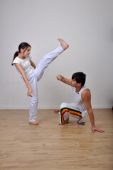 Naklejka premium professor e aluna treino capoeira em escola 